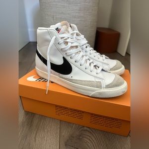 NIKE Blazer MID 77